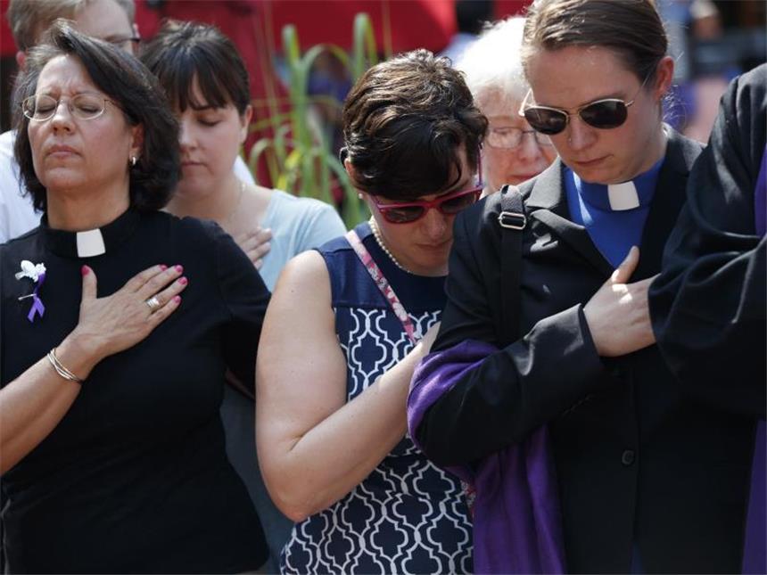 Schweineblut-Legende: Entsetzte Reaktionen auf Trump-Tweet Kirchenangehörige und Trauernde beten in Charlottesville bei einem Gedenkgottesdienst für Heather Heyer, die bei den rechtsextremen Ausschreitungen getötet wurde. Foto: Evan Vucci