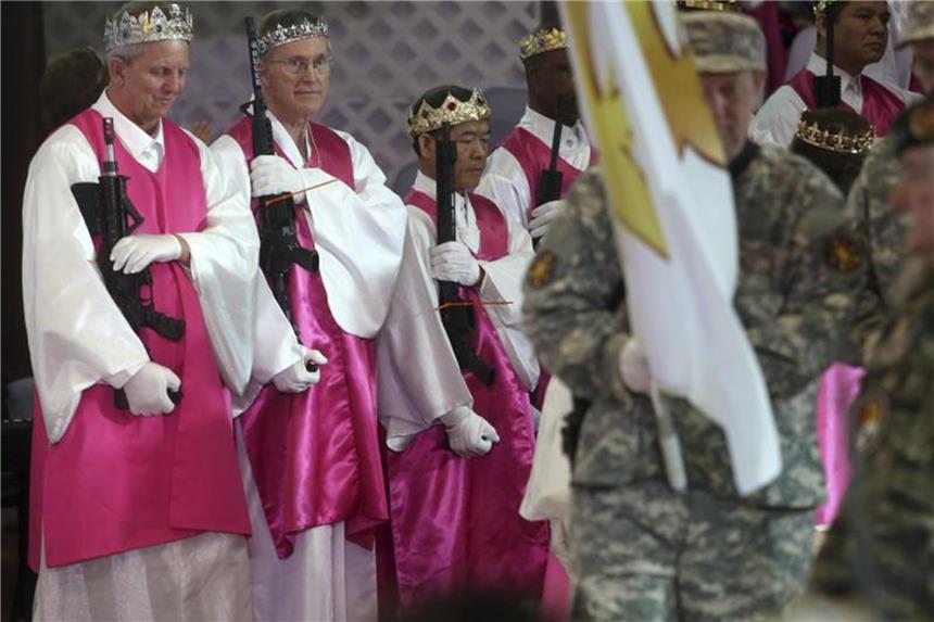 Glaubensgemeinschaft hält Messe mit AR-15-Gewehren ab Kirchenmitglieder halten AR-15-Gewehre bei einem Gottesdienst in der Kirche World Peace and Unification Sanctuary. Foto: Jacqueline Larma/AP