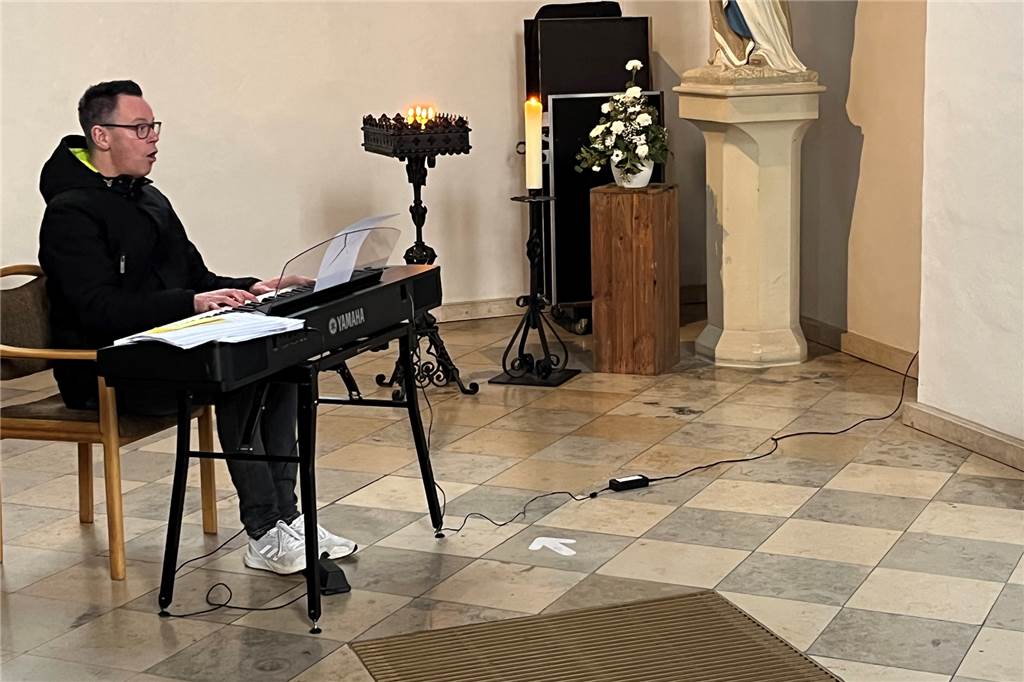 Kirchenmusiker Markus Reidegeld probt mit den Chören in Nordkirchen, Südkirchen und Capelle.