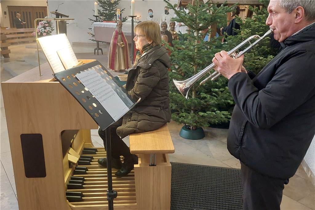 Pfarrer gibt Entwarnung: Franziskus-Kirche auf Schwerin bleibt noch Kirchenmusikerin Martina Schlak sitzt an der neuen Orgel von St. Franziskus. Sie wurde am 15. Januar erstmals in einem Gottesdienst genutzt und kann später auch in der Kapelle am Friedhof stehen.