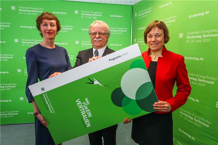 Kirchentags-Generalsekretärin Julia Helmke (l.), Kirchentags-Präsident Hans Leyendecker und Präses Annette Kurschus stellten das Kirchentagsprogramm vor.
