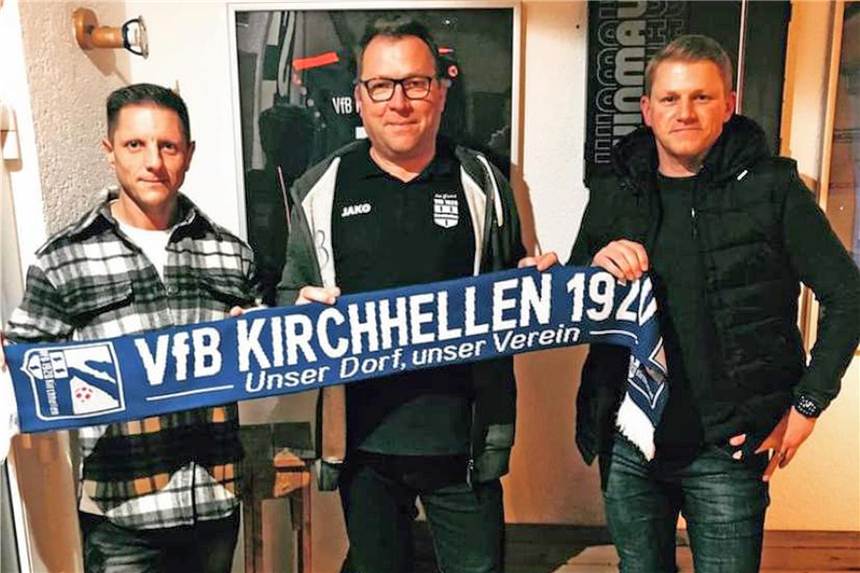 VfB Kirchhellen holt zwei Wunschkandidaten als Trainer Kirchhellens Vorsitzender Georg Garz (M.) präsentierte das neue Trainergespann Sascha Wisniowski (l.) und Marco Hoffmann (r.).