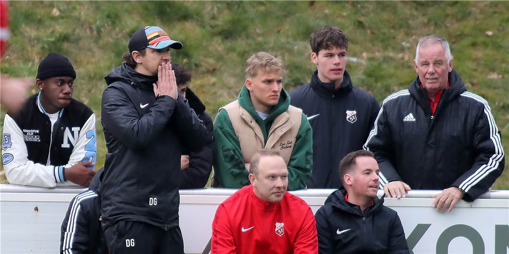 Kirchhörder SC will hart durchgreifen und rüstet auf – weitere Neuzugänge bekannt Kirchhörde-Coach Dominik Grobe steht am Spielfeldrand und schlägt die Hände vors Gesicht.