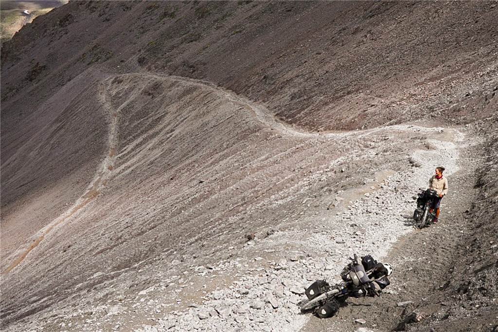 Kirgistan - mehr Klettern als Radfahren, wir schleppen die Räder durch Geröllfelder auf über 3.800 m hoch.
