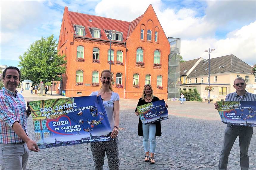 Lütgendortmunder tragen die Bartholomäuskirmes 2020 im Herzen Kirmes im Herzen: Thorsten Eustrup, Chef von „Aktiv im Ort“, und die Mitglieder Henriette Stahlschmidt, Britta Baumann und Uli Wulff (v.l.) zeigen die Plakate zur Postkarten-Aktion.