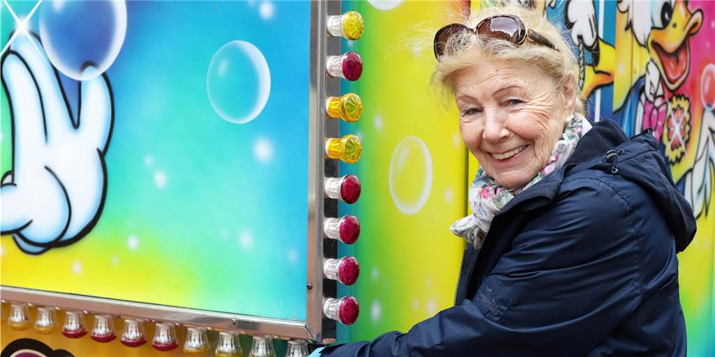 Helga Saure mit dem Kettenkarussell ist in Lünen ein Kirmes-Urgestein Kirmes ist Helga Saures Leben und ihre absolute Leidenschaft: In Lünen steht sie schon seit vielen Jahren mit ihrem Kinder-Kettenkarussell.