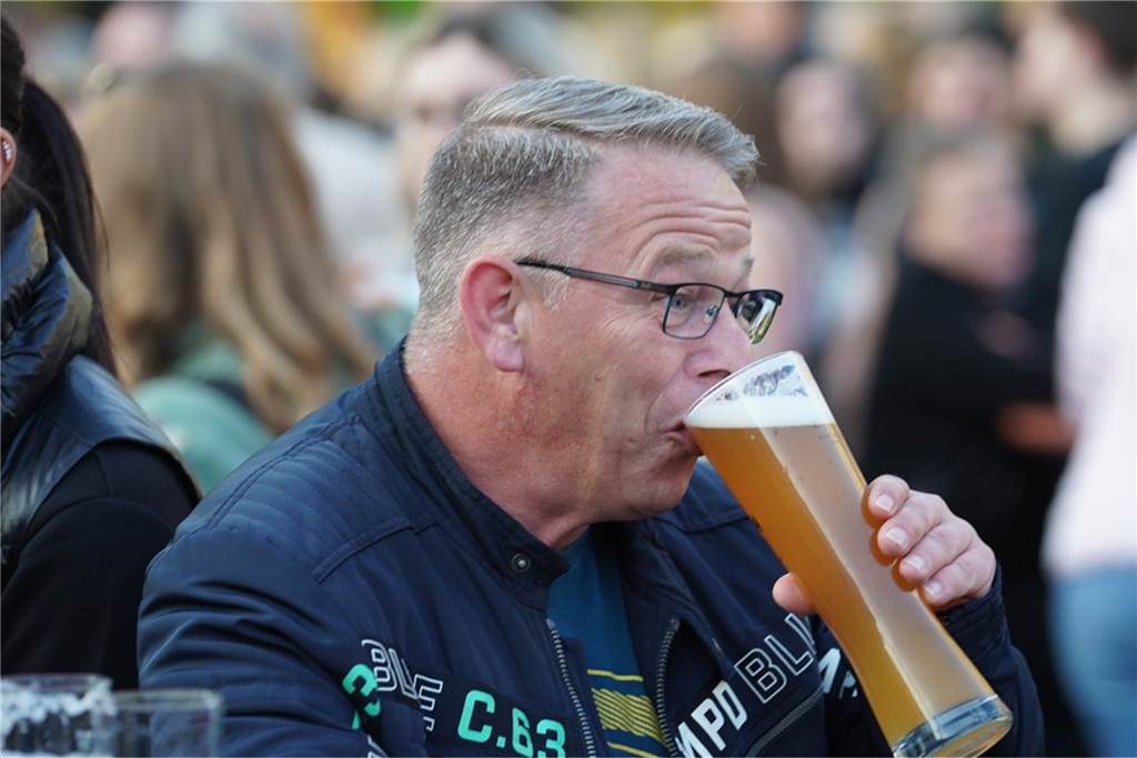 Kirmes-Samstag in der Castroper Altstadt: Es gab 80er-Partys und ein Höhen-Feuerwerk bei der 541. Castroper Frühjahrskirmes.