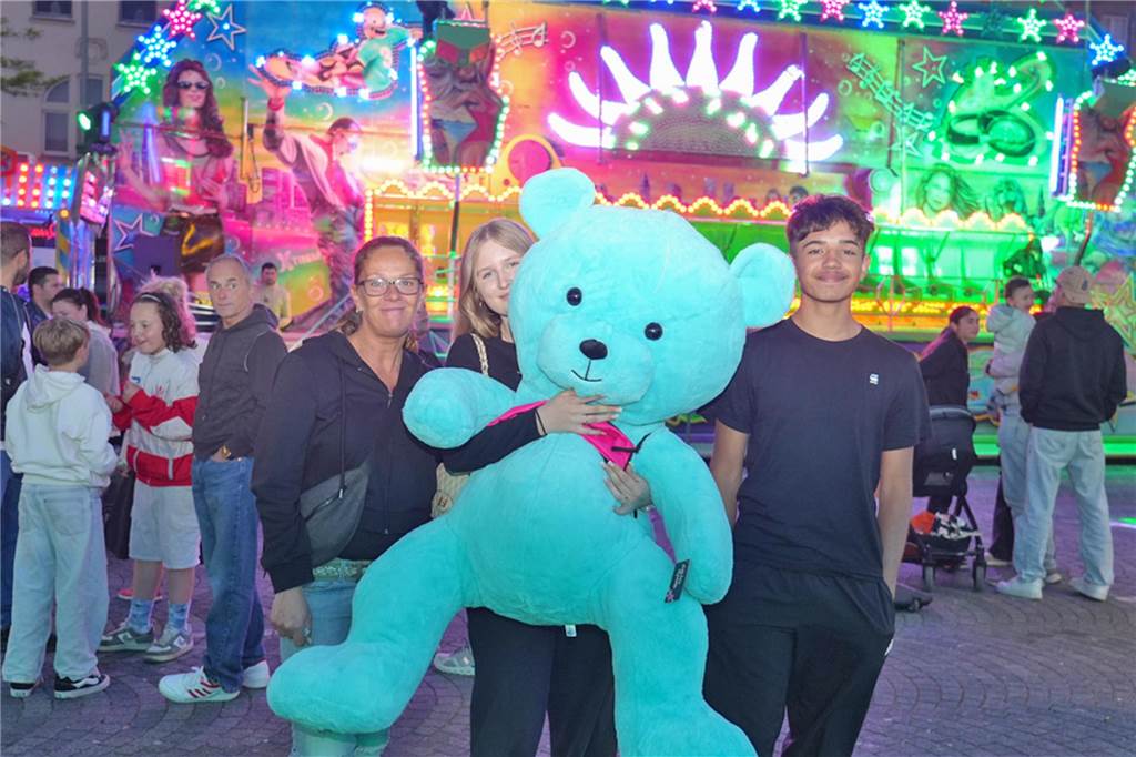 Kirmes-Samstag in der Castroper Altstadt: Es gab 80er-Partys und ein Höhen-Feuerwerk bei der 541. Castroper Frühjahrskirmes.