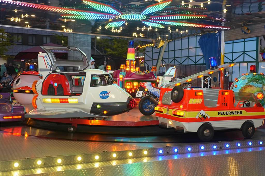 Kirmes-Samstag in der Castroper Altstadt: Es gab 80er-Partys und ein Höhen-Feuerwerk bei der 541. Castroper Frühjahrskirmes.