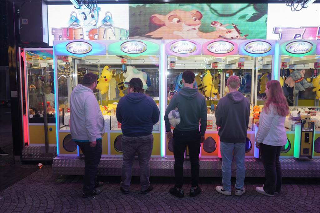 Kirmes-Samstag in der Castroper Altstadt: Es gab 80er-Partys und ein Höhen-Feuerwerk bei der 541. Castroper Frühjahrskirmes.