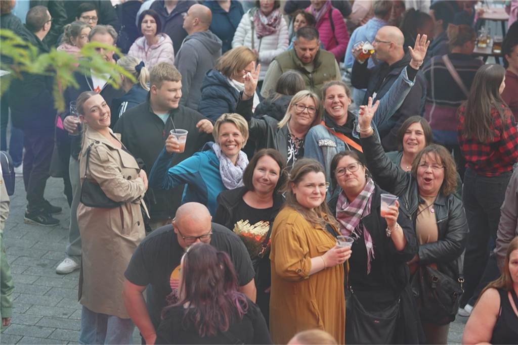 Kirmes-Samstag in der Castroper Altstadt: Es gab 80er-Partys und ein Höhen-Feuerwerk bei der 541. Castroper Frühjahrskirmes.