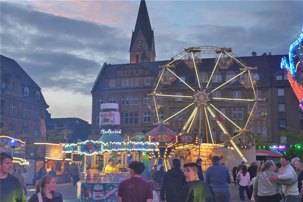 Kirmes-Samstag in der Castroper Altstadt: Es gab 80er-Partys und ein Höhen-Feuerwerk bei der 541. Castroper Frühjahrskirmes.