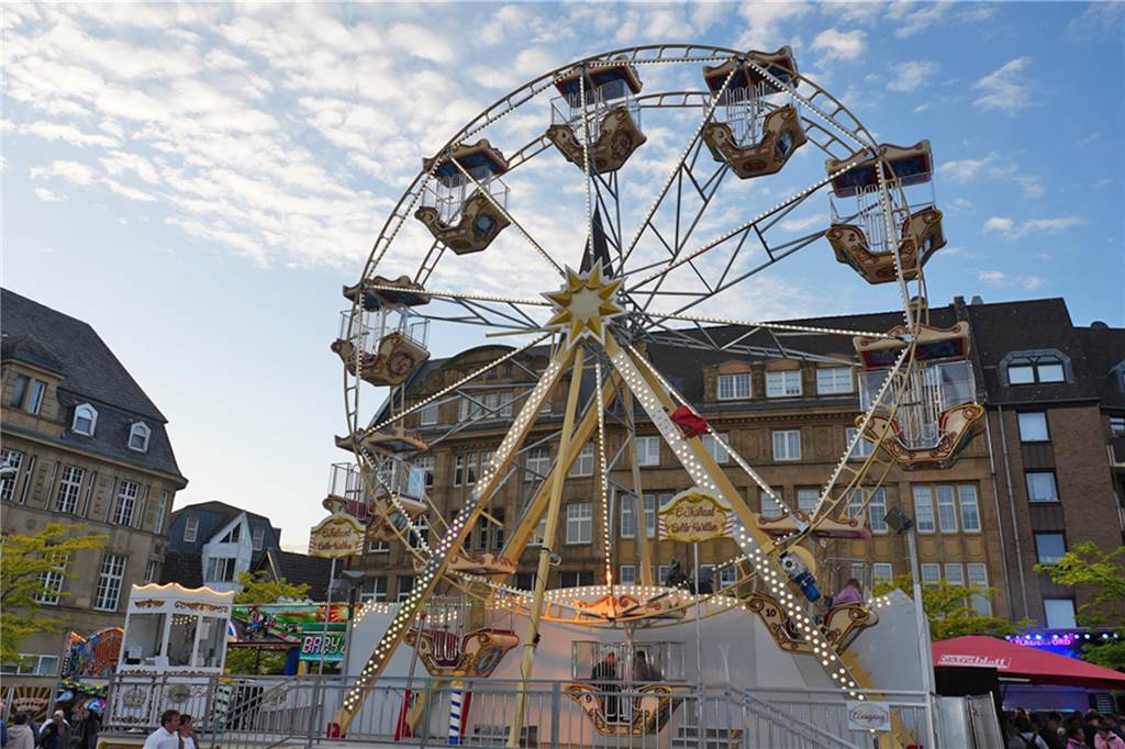 Kirmes-Samstag in der Castroper Altstadt: Es gab 80er-Partys und ein Höhen-Feuerwerk bei der 541. Castroper Frühjahrskirmes.