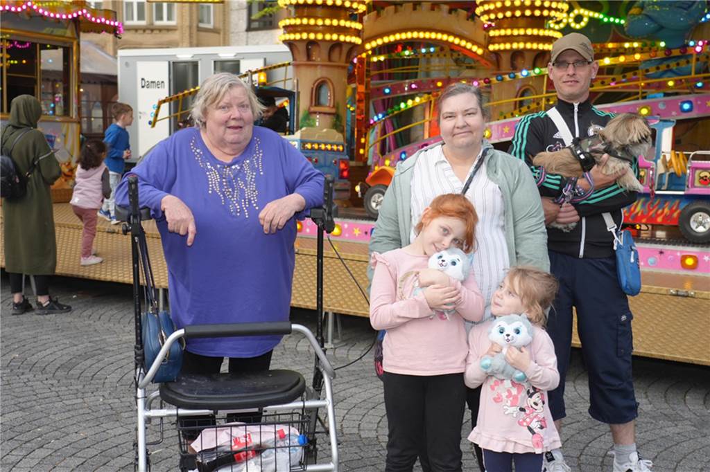 Kirmes-Samstag in der Castroper Altstadt: Es gab 80er-Partys und ein Höhen-Feuerwerk bei der 541. Castroper Frühjahrskirmes.