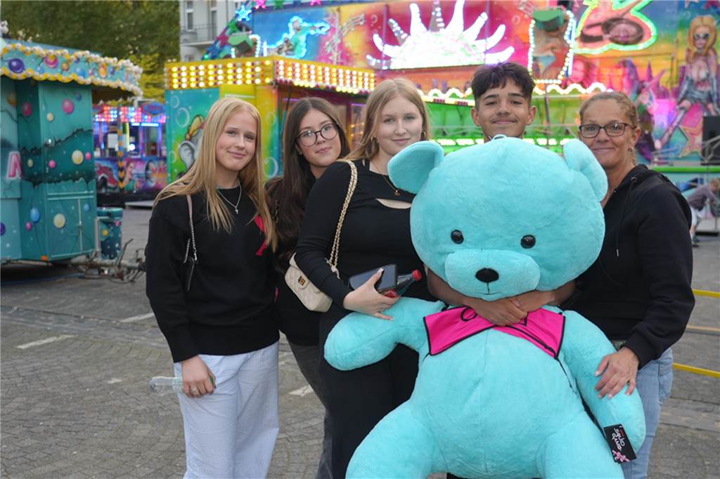 Kirmes-Samstag in der Castroper Altstadt: Es gab 80er-Partys und ein Höhen-Feuerwerk bei der 541. Castroper Frühjahrskirmes.