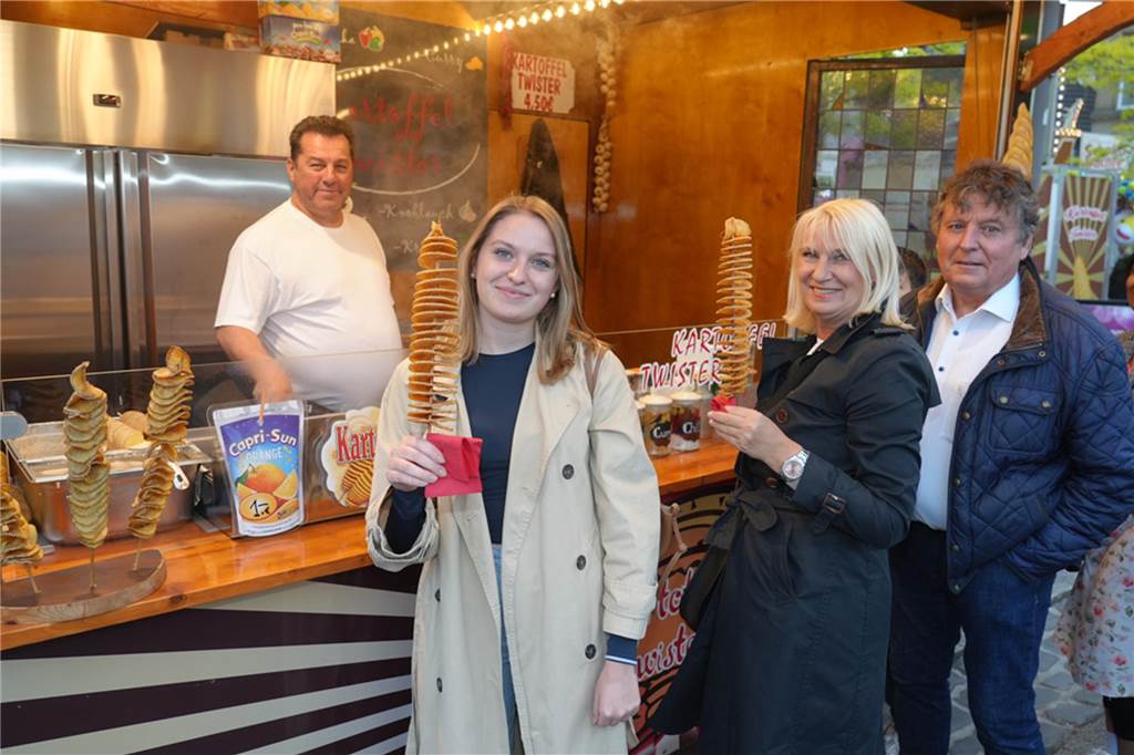 Kirmes-Samstag in der Castroper Altstadt: Es gab 80er-Partys und ein Höhen-Feuerwerk bei der 541. Castroper Frühjahrskirmes.