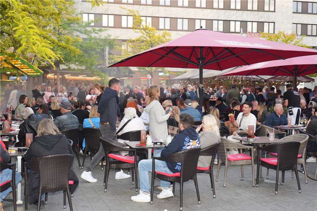 Kirmes-Samstag in der Castroper Altstadt: Es gab 80er-Partys und ein Höhen-Feuerwerk bei der 541. Castroper Frühjahrskirmes.