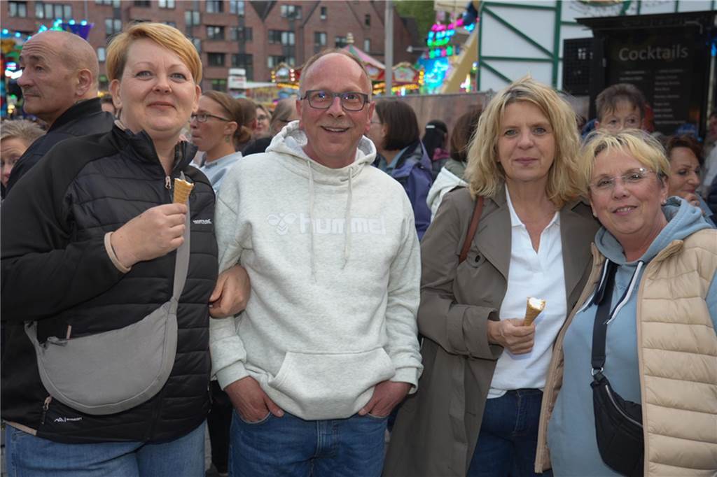 Kirmes-Samstag in der Castroper Altstadt: Es gab 80er-Partys und ein Höhen-Feuerwerk bei der 541. Castroper Frühjahrskirmes.