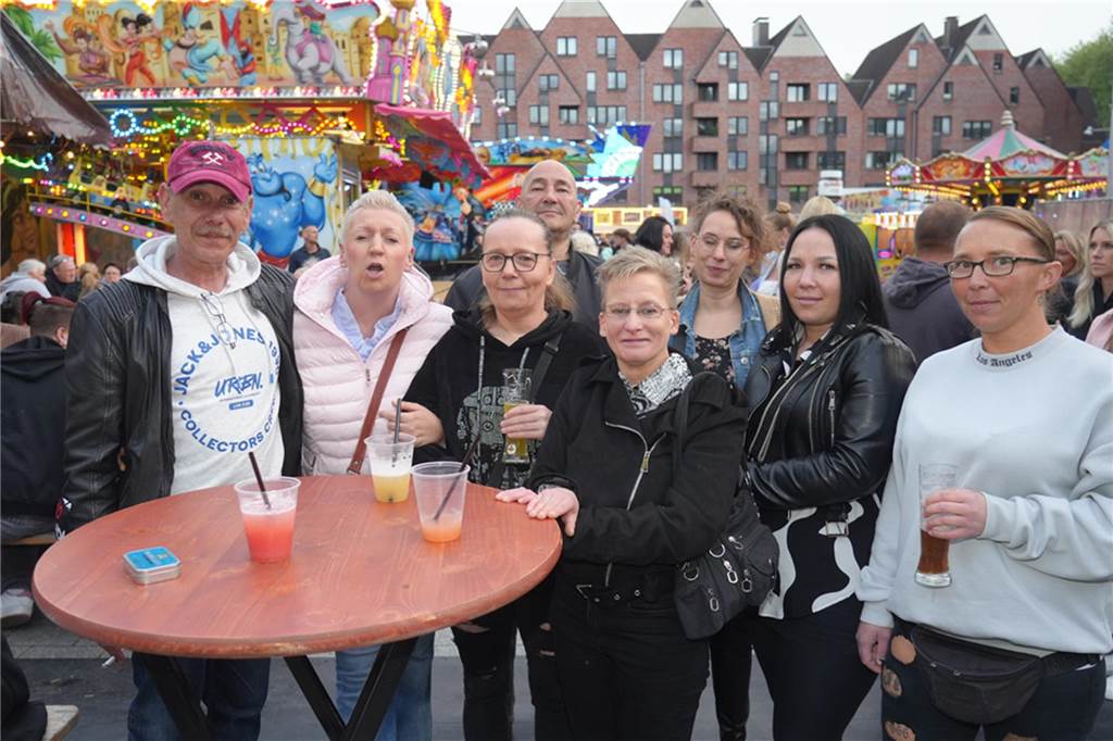 Kirmes-Samstag in der Castroper Altstadt: Es gab 80er-Partys und ein Höhen-Feuerwerk bei der 541. Castroper Frühjahrskirmes.