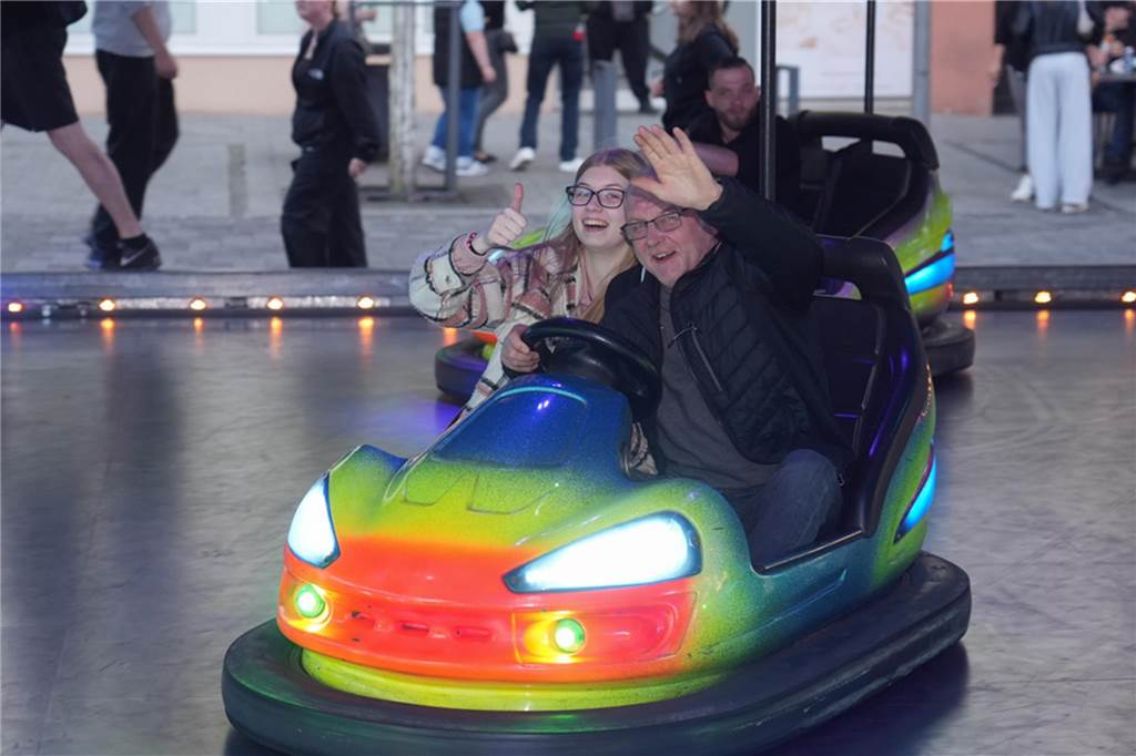 Kirmes-Samstag in der Castroper Altstadt: Es gab 80er-Partys und ein Höhen-Feuerwerk bei der 541. Castroper Frühjahrskirmes.