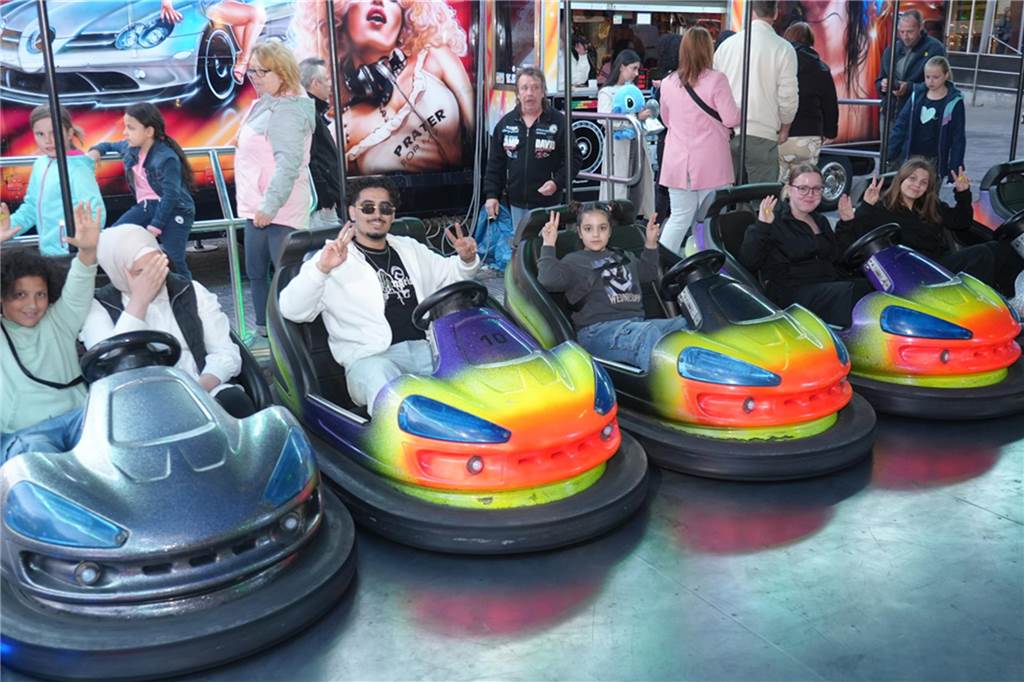 Kirmes-Samstag in der Castroper Altstadt: Es gab 80er-Partys und ein Höhen-Feuerwerk bei der 541. Castroper Frühjahrskirmes.