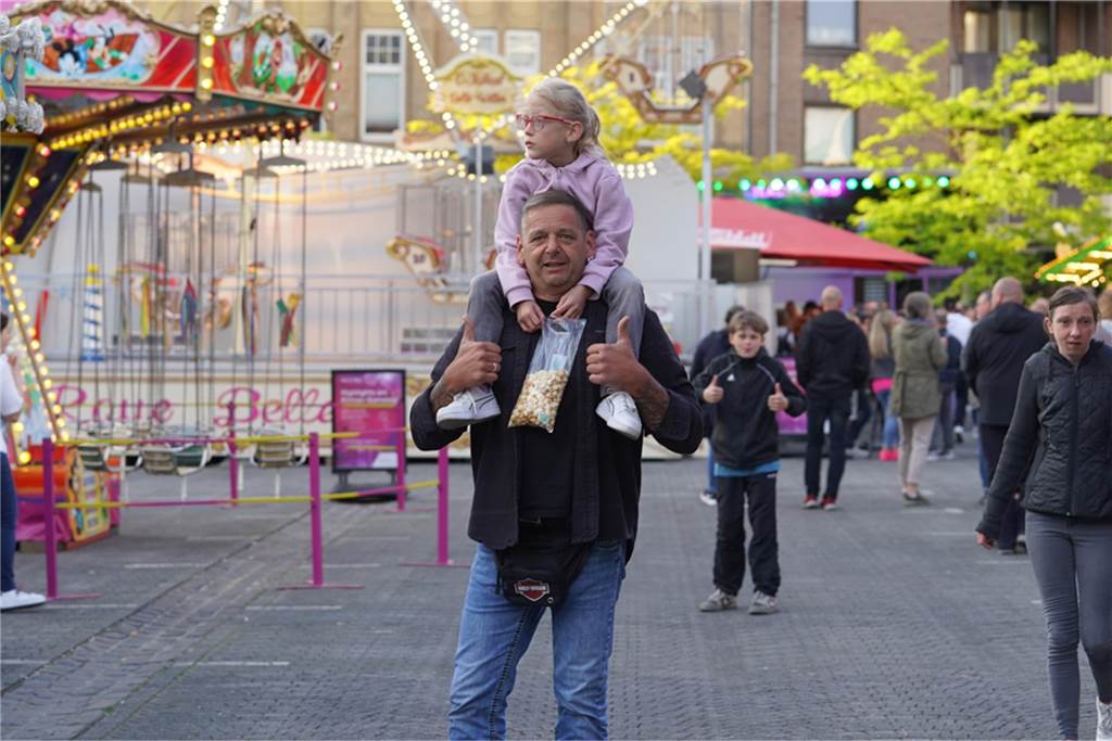 Kirmes-Samstag in der Castroper Altstadt: Es gab 80er-Partys und ein Höhen-Feuerwerk bei der 541. Castroper Frühjahrskirmes.