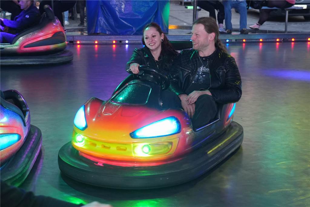Kirmes-Samstag in der Castroper Altstadt: Es gab 80er-Partys und ein Höhen-Feuerwerk bei der 541. Castroper Frühjahrskirmes.