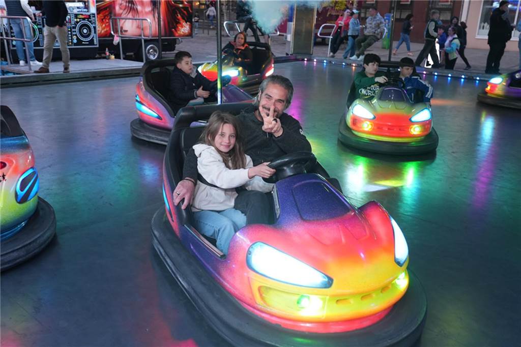 Kirmes-Samstag in der Castroper Altstadt: Es gab 80er-Partys und ein Höhen-Feuerwerk bei der 541. Castroper Frühjahrskirmes.