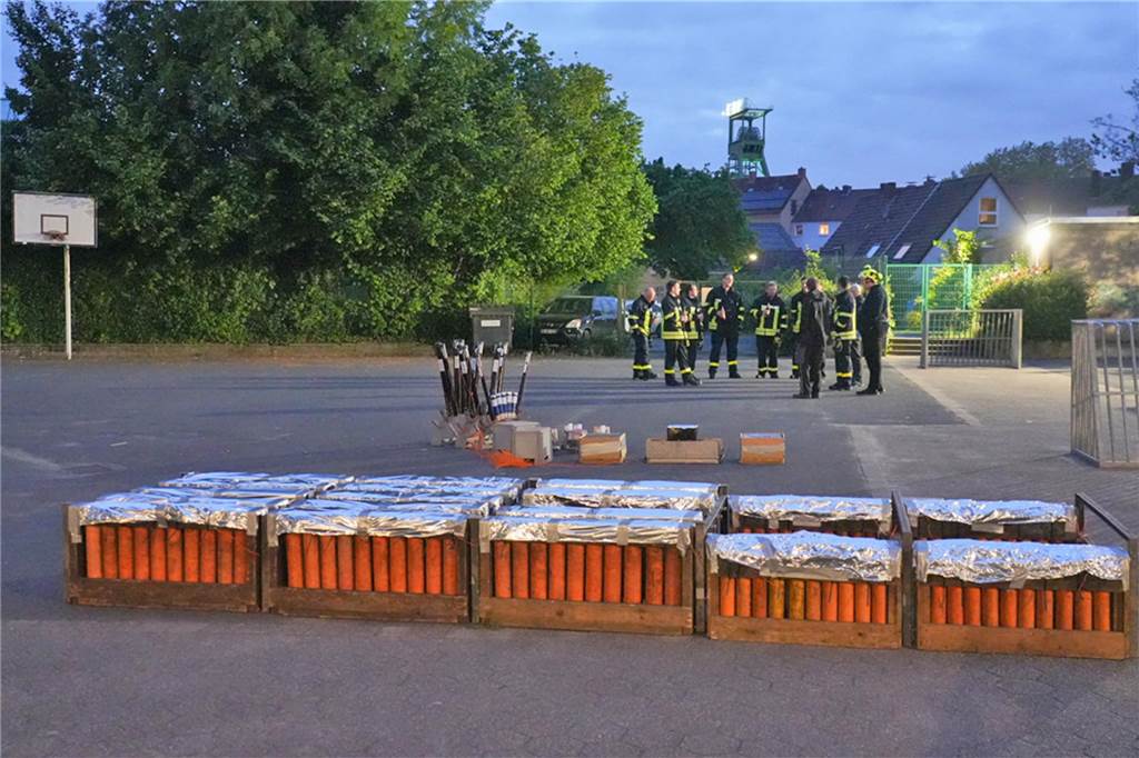 Kirmes-Samstag in der Castroper Altstadt: Es gab 80er-Partys und ein Höhen-Feuerwerk bei der 541. Castroper Frühjahrskirmes.