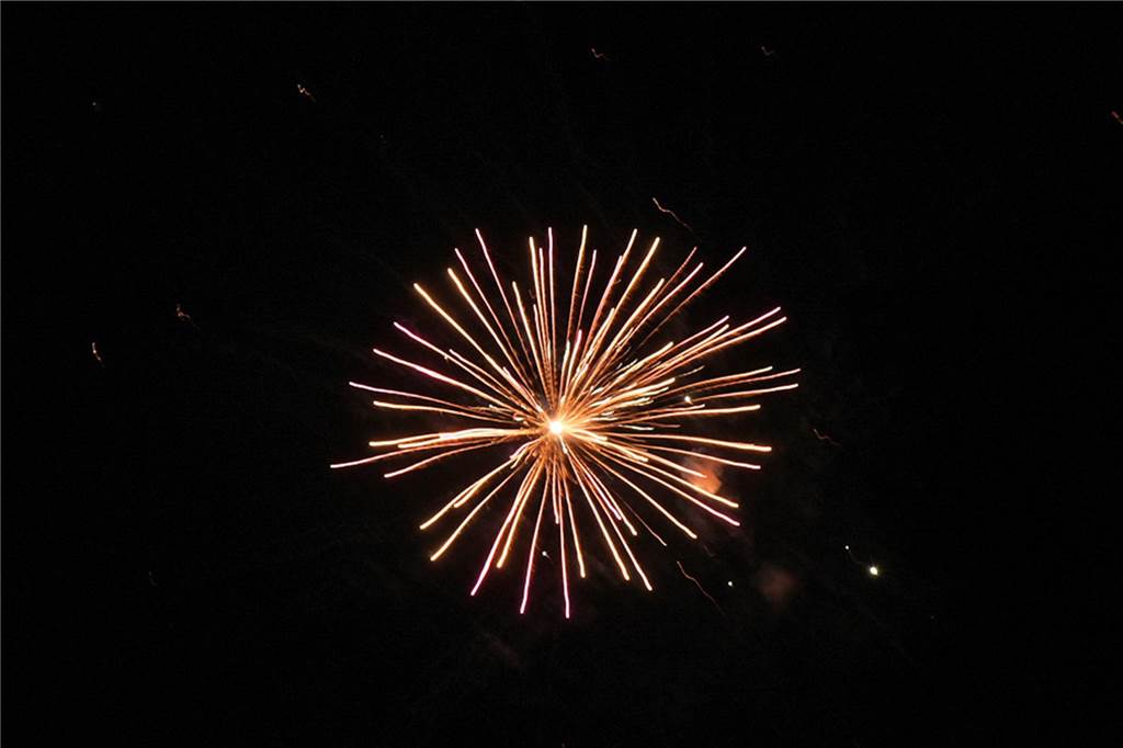 Kirmes-Samstag in der Castroper Altstadt: Es gab 80er-Partys und ein Höhen-Feuerwerk bei der 541. Castroper Frühjahrskirmes.