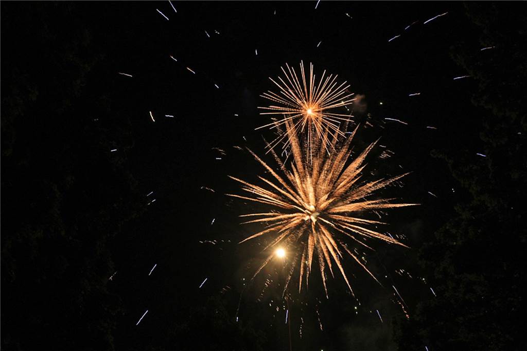 Kirmes-Samstag in der Castroper Altstadt: Es gab 80er-Partys und ein Höhen-Feuerwerk bei der 541. Castroper Frühjahrskirmes.