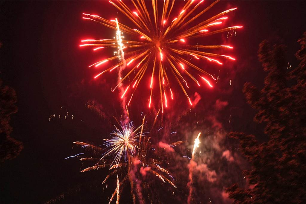 Kirmes-Samstag in der Castroper Altstadt: Es gab 80er-Partys und ein Höhen-Feuerwerk bei der 541. Castroper Frühjahrskirmes.