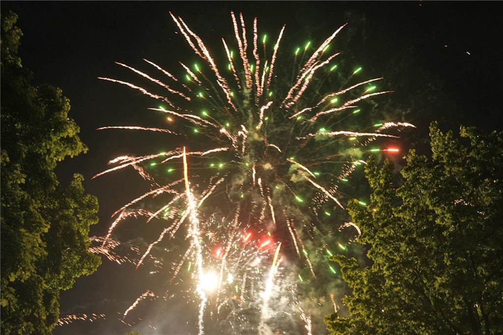 Kirmes-Samstag in der Castroper Altstadt: Es gab 80er-Partys und ein Höhen-Feuerwerk bei der 541. Castroper Frühjahrskirmes.