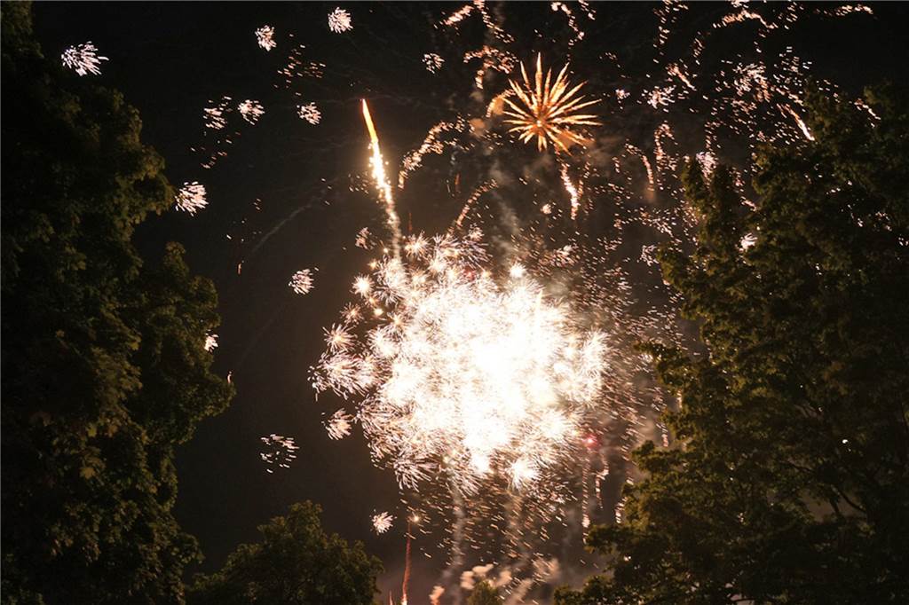 Kirmes-Samstag in der Castroper Altstadt: Es gab 80er-Partys und ein Höhen-Feuerwerk bei der 541. Castroper Frühjahrskirmes.