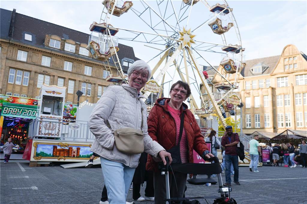 Kirmes-Samstag in der Castroper Altstadt: Es gab 80er-Partys und ein Höhen-Feuerwerk bei der 541. Castroper Frühjahrskirmes.