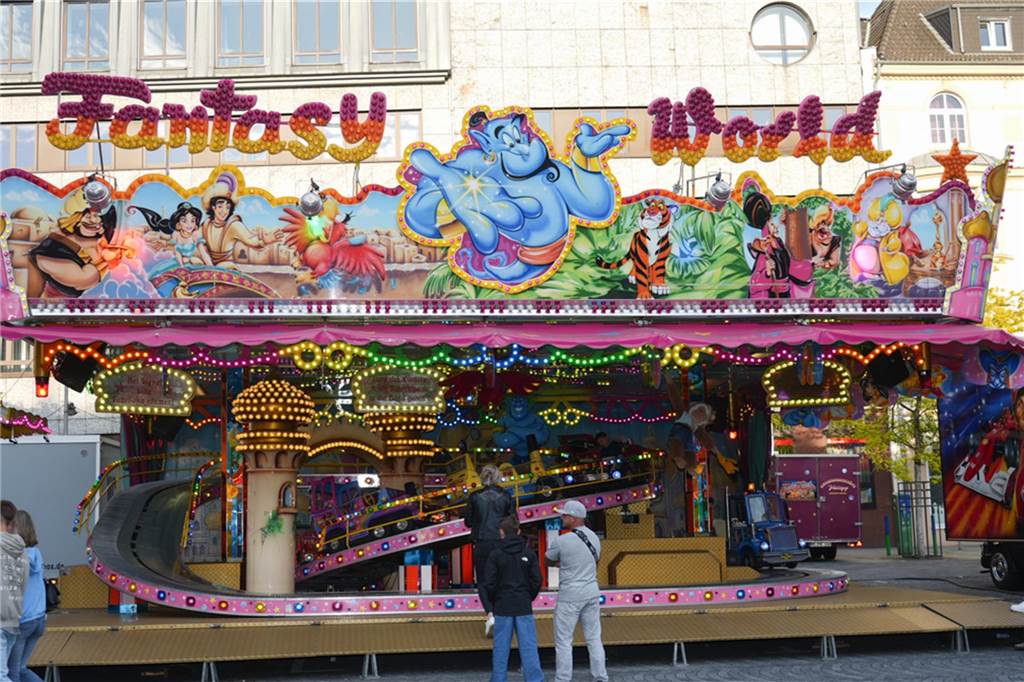 Kirmes-Samstag in der Castroper Altstadt: Es gab 80er-Partys und ein Höhen-Feuerwerk bei der 541. Castroper Frühjahrskirmes.