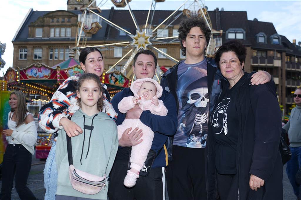 Kirmes-Samstag in der Castroper Altstadt: Es gab 80er-Partys und ein Höhen-Feuerwerk bei der 541. Castroper Frühjahrskirmes.