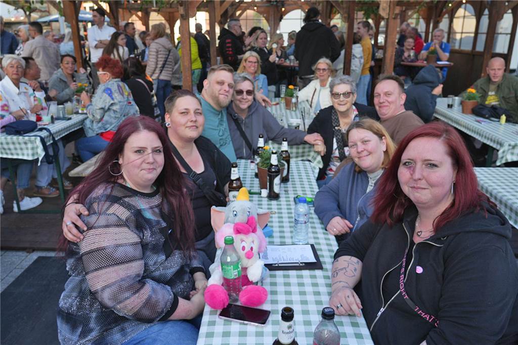 Kirmes-Samstag in der Castroper Altstadt: Es gab 80er-Partys und ein Höhen-Feuerwerk bei der 541. Castroper Frühjahrskirmes.