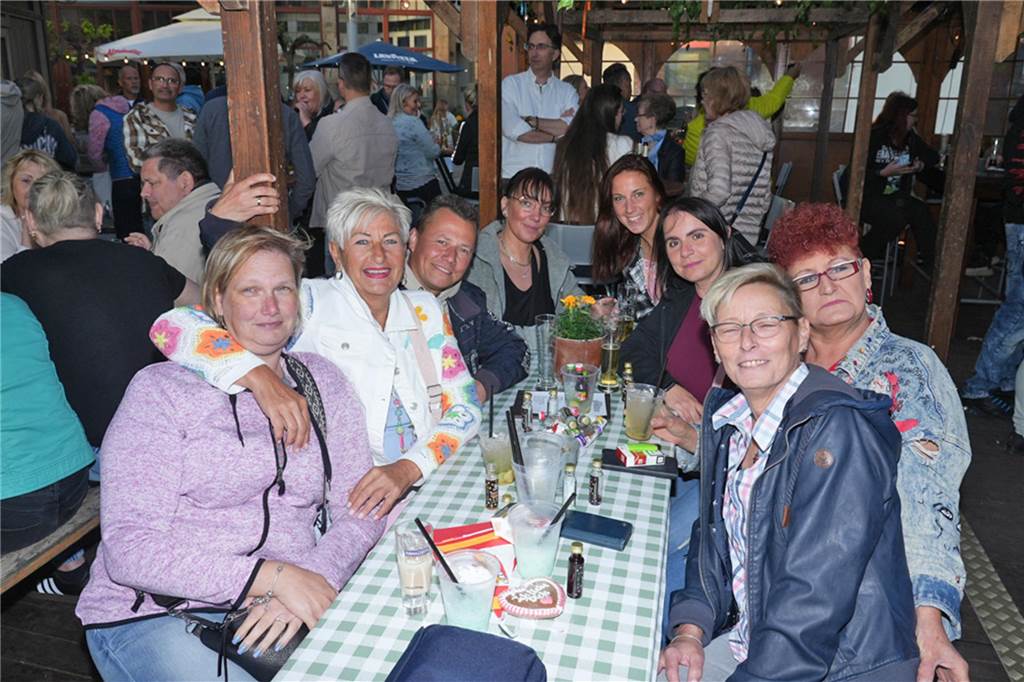 Kirmes-Samstag in der Castroper Altstadt: Es gab 80er-Partys und ein Höhen-Feuerwerk bei der 541. Castroper Frühjahrskirmes.