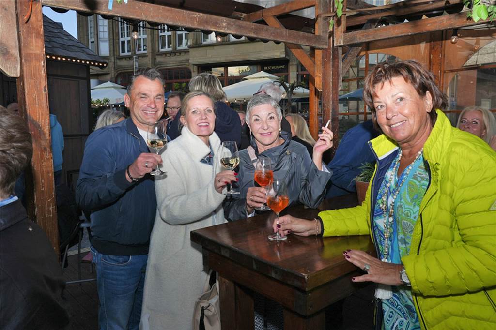 Kirmes-Samstag in der Castroper Altstadt: Es gab 80er-Partys und ein Höhen-Feuerwerk bei der 541. Castroper Frühjahrskirmes.