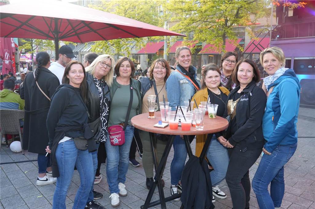 Kirmes-Samstag in der Castroper Altstadt: Es gab 80er-Partys und ein Höhen-Feuerwerk bei der 541. Castroper Frühjahrskirmes.