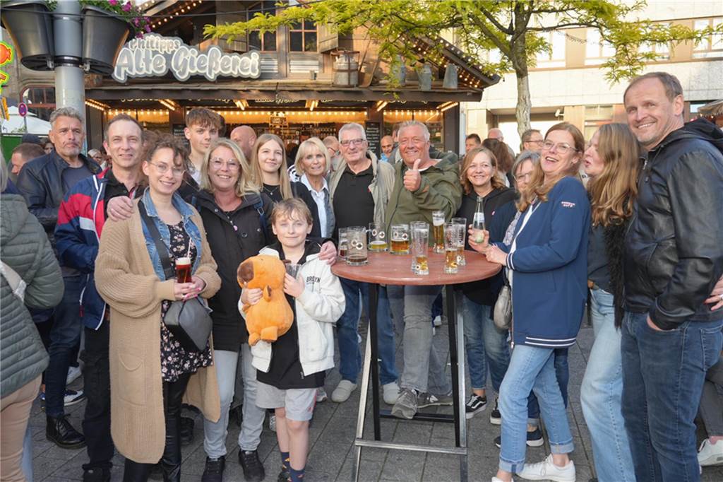 Kirmes-Samstag in der Castroper Altstadt: Es gab 80er-Partys und ein Höhen-Feuerwerk bei der 541. Castroper Frühjahrskirmes.
