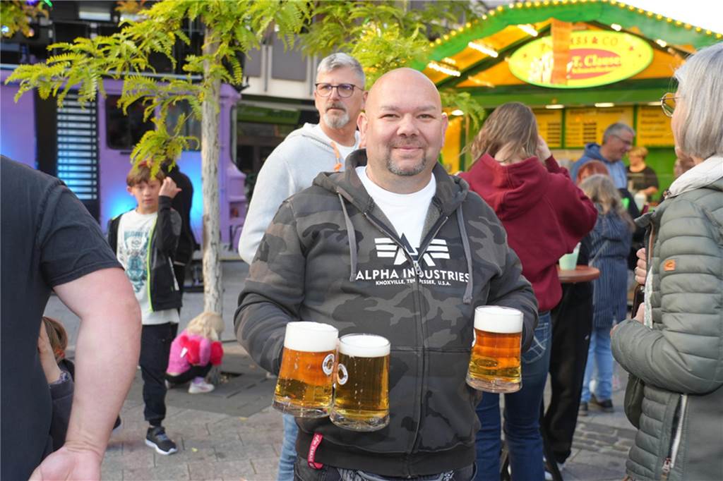 Kirmes-Samstag in der Castroper Altstadt: Es gab 80er-Partys und ein Höhen-Feuerwerk bei der 541. Castroper Frühjahrskirmes.