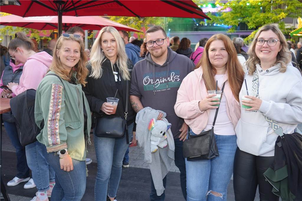 Kirmes-Samstag in der Castroper Altstadt: Es gab 80er-Partys und ein Höhen-Feuerwerk bei der 541. Castroper Frühjahrskirmes.