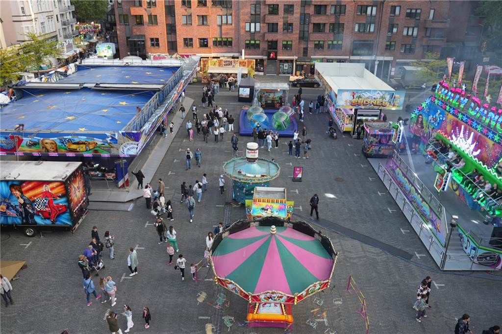 Kirmes-Samstag in der Castroper Altstadt: Es gab 80er-Partys und ein Höhen-Feuerwerk bei der 541. Castroper Frühjahrskirmes.