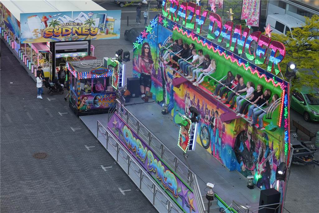 Kirmes-Samstag in der Castroper Altstadt: Es gab 80er-Partys und ein Höhen-Feuerwerk bei der 541. Castroper Frühjahrskirmes.
