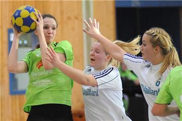 Kirsten Grabosch (links) und ihr KC Grün-Weiß, hier im Spiel gegen den TuS Schildgen, stehen gegen den aktuellen Regionalliga-Spitzenreiter Schweriner KC auf einem hohen Prüfstand. 