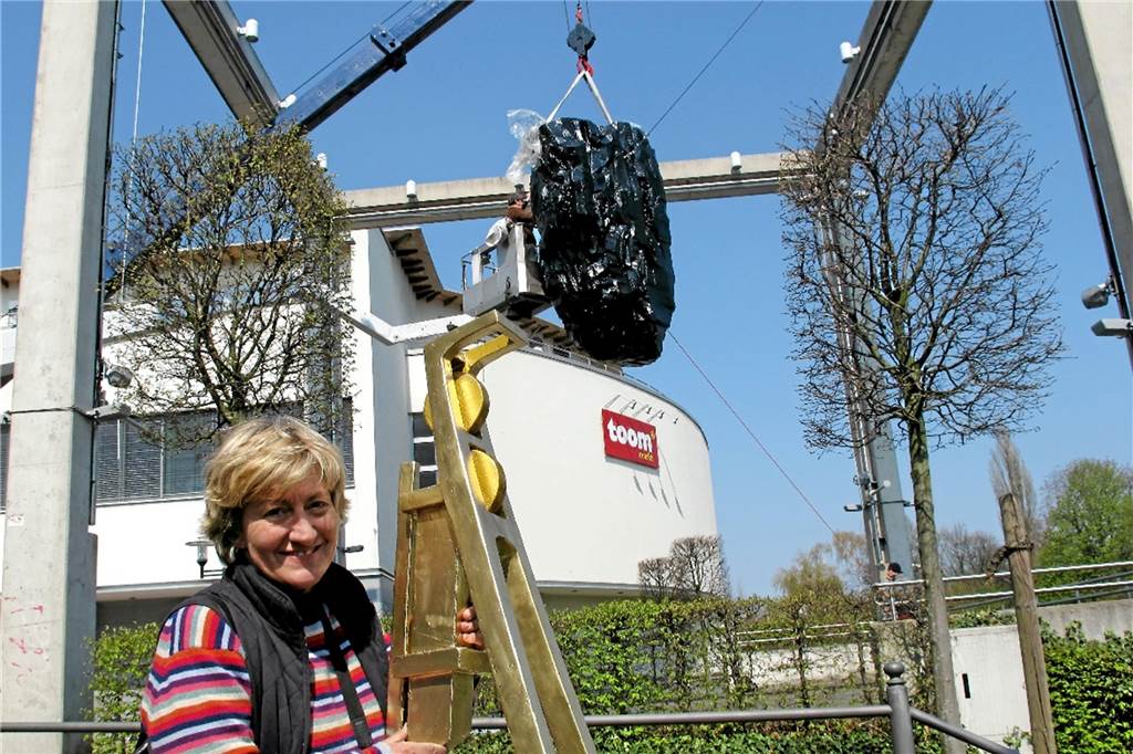 Vom Aufstieg und Fall eines riesigen Kohlebrockens in Dorsten Kirsten Kaiser mit dem goldenen Förderturm, der auf den mächtigen Kohlebrocken gesetzt wurde.