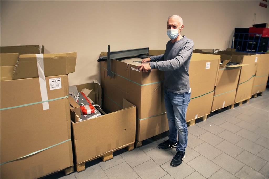 Rewe: Michael Hübner holt eine Premiere in seinen Markt nach Lünen Kiste reiht sich an Kiste im Rewe-Markt, eine Woche schließt die Filiale ab dem 21. März komplett für die Kunden.