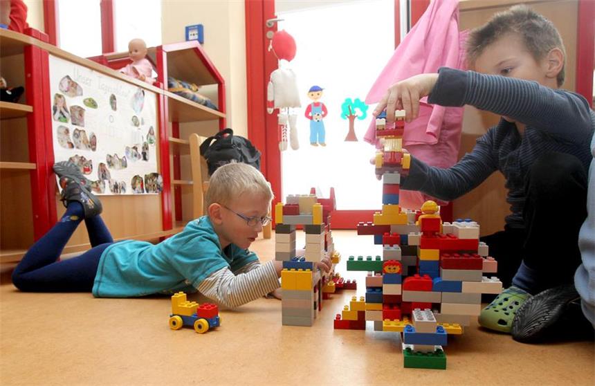 Das sagen die Parteien zu kostenlosen Kita-Plätzen Kita-Kinder spielen.